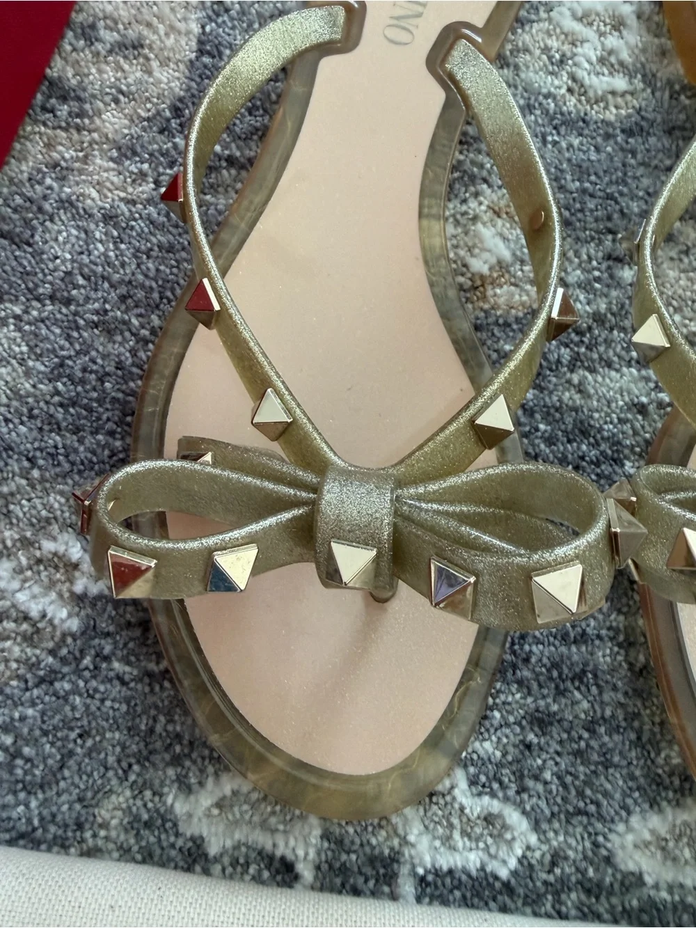 Valentino Garavani Gold Rockstud Bow Thong Sandals - Picture 9 of 11